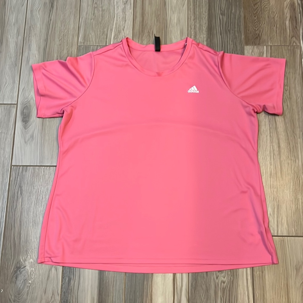 Women’s adidas aeroready tee pink 3x. Small hole at sleeve seam. Easy sew.